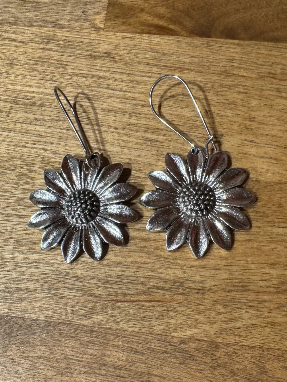 NWT Silver Sunflower Dangle Earrings